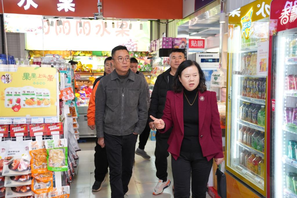 学校领导带队开展校园安全隐患大检查